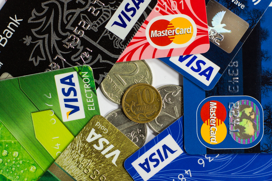 Со скольки лет оформляют кредитные карты?